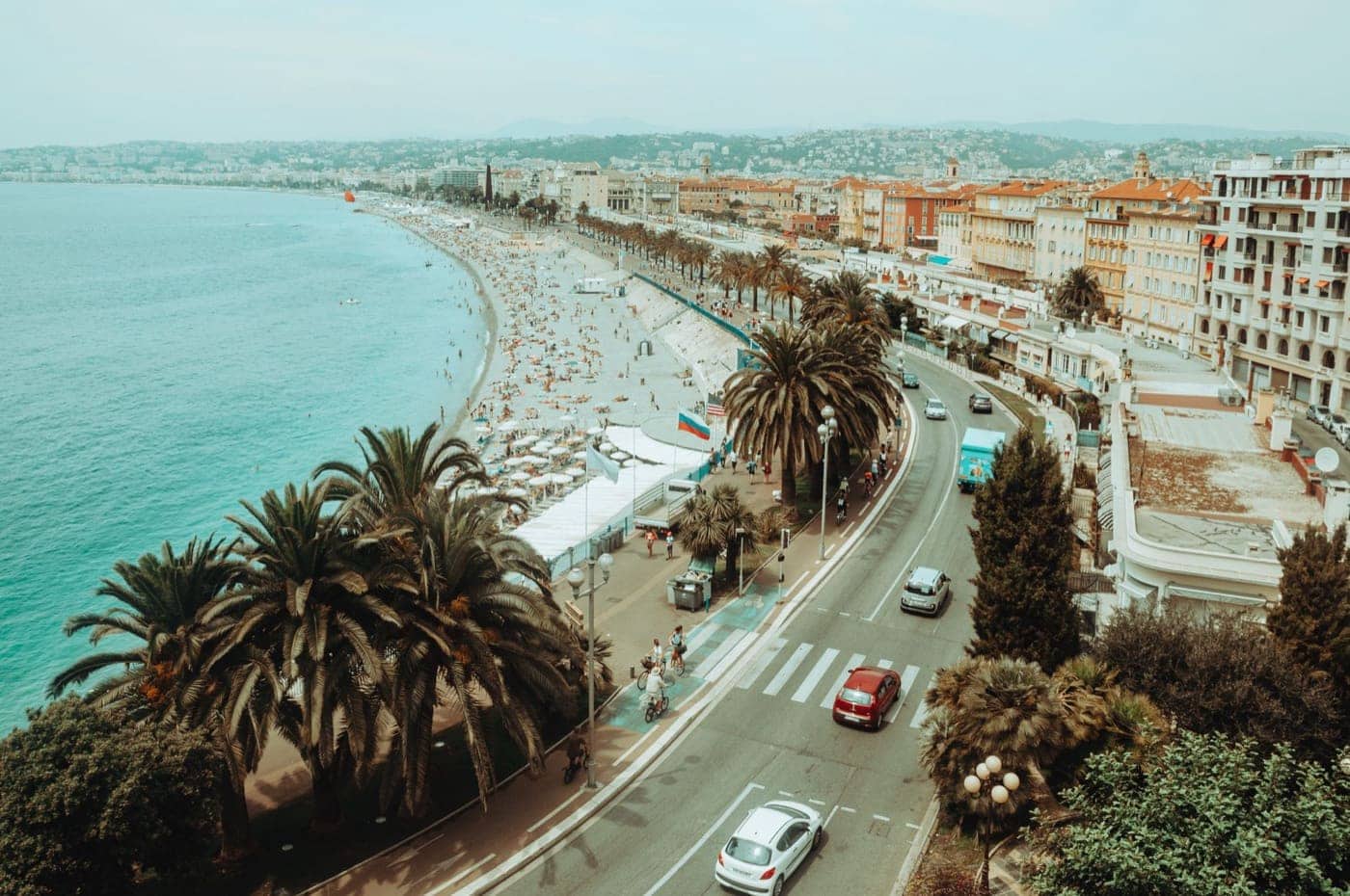 Nice'te Promenade des Anglais, sahil şeridi ve palmiyeler