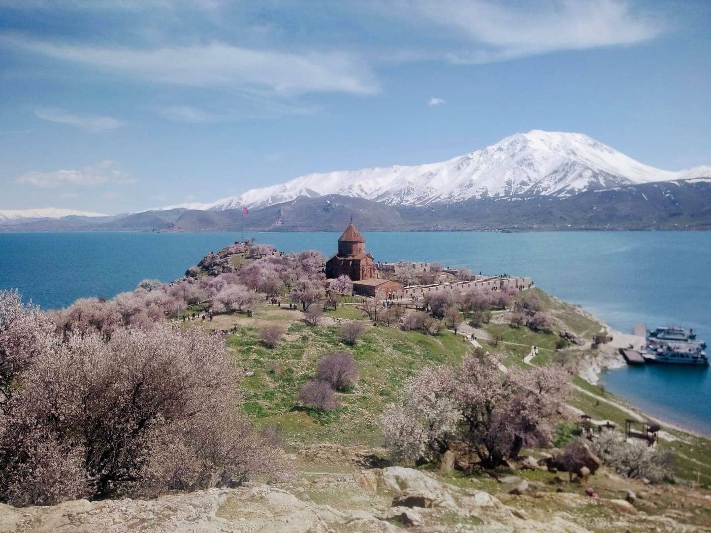Van Gölü'nde Akdamar Adası'ndaki kilise ve arkasındaki karlı dağ