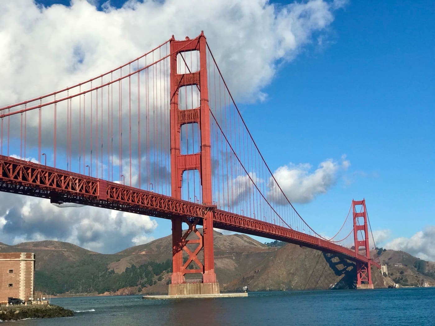 San Francisco'da Golden Gate Köprüsü ve arkasındaki körfez