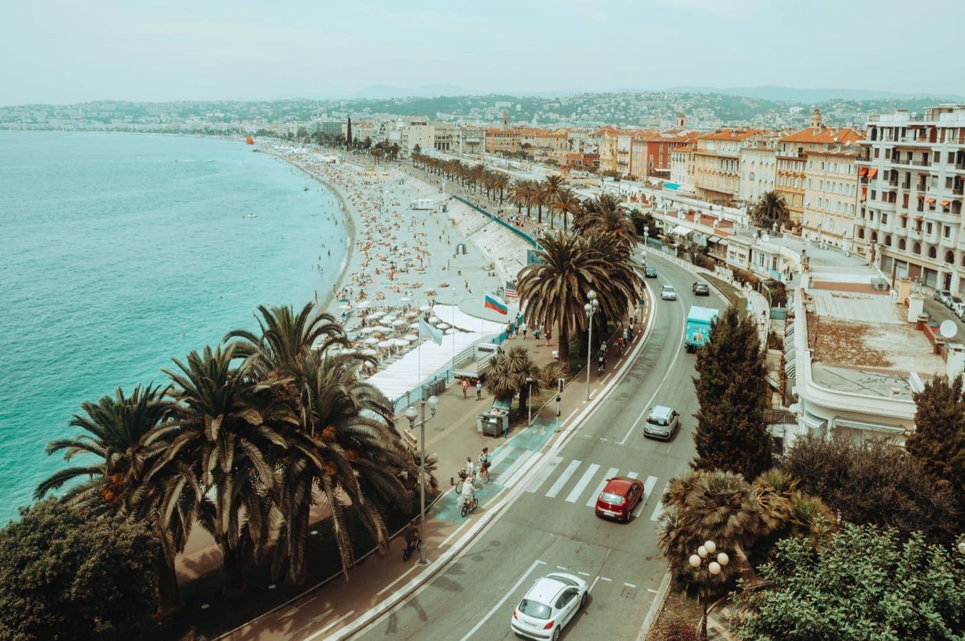Nice'te Promenade des Anglais, sahil şeridi ve palmiyeler