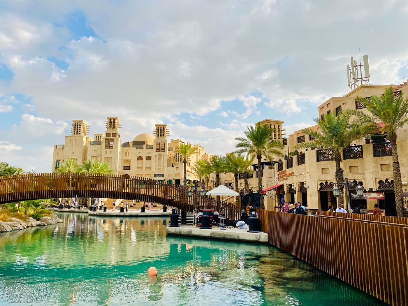 Dubai'de Madinat Jumeirah'nın su kanalları ve geleneksel mimarisi