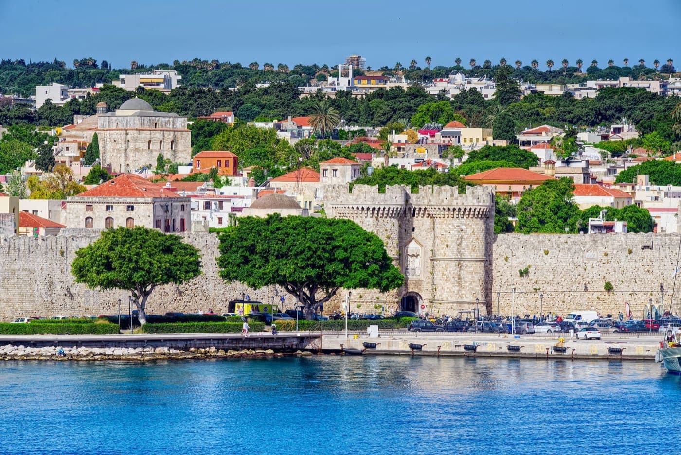 Rodos'un denizden görünen ortaçağ surları ve eski şehri