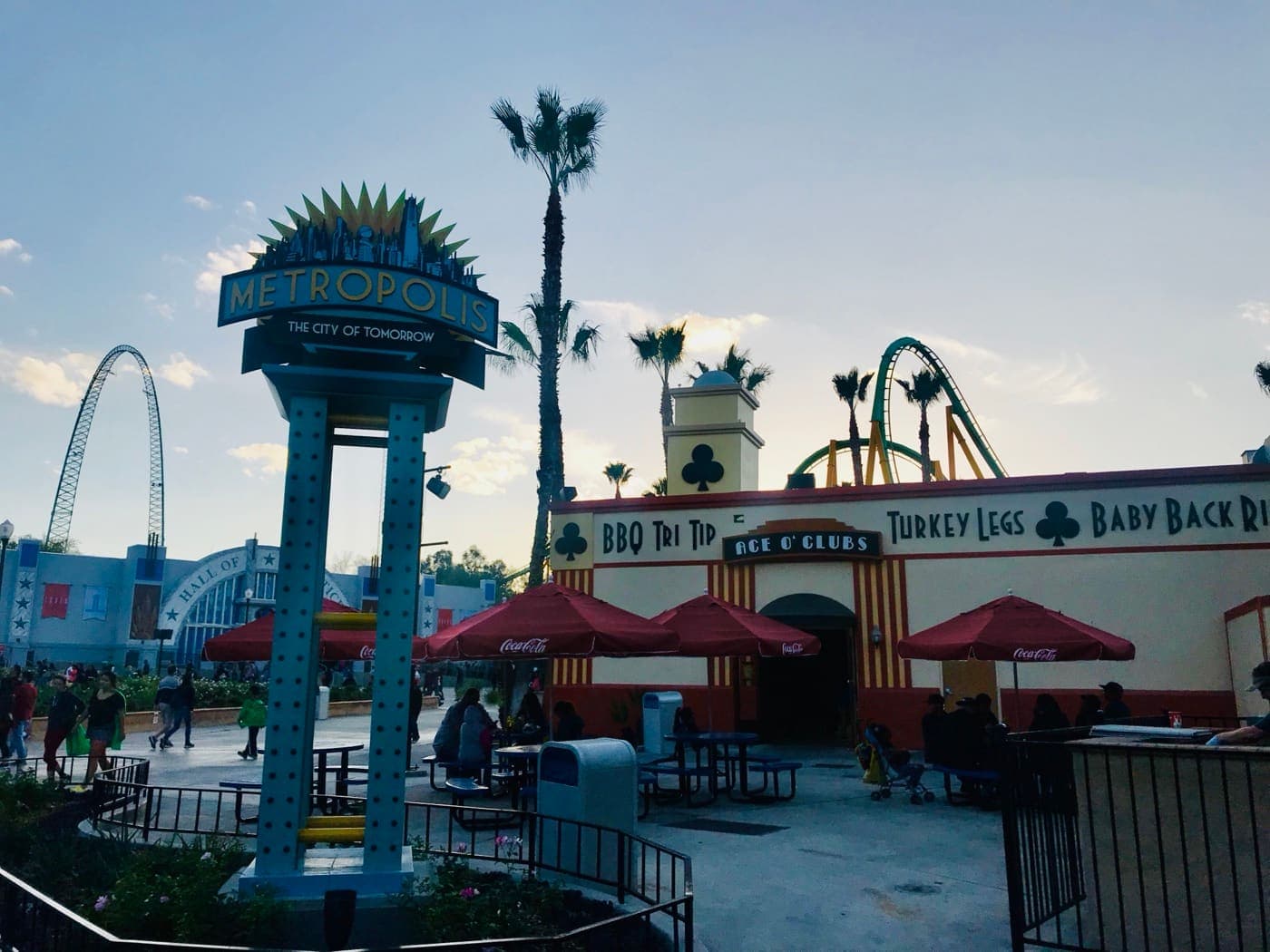 Six Flags Magic Mountain girişi, hız treni rayları ve yiyecek standları