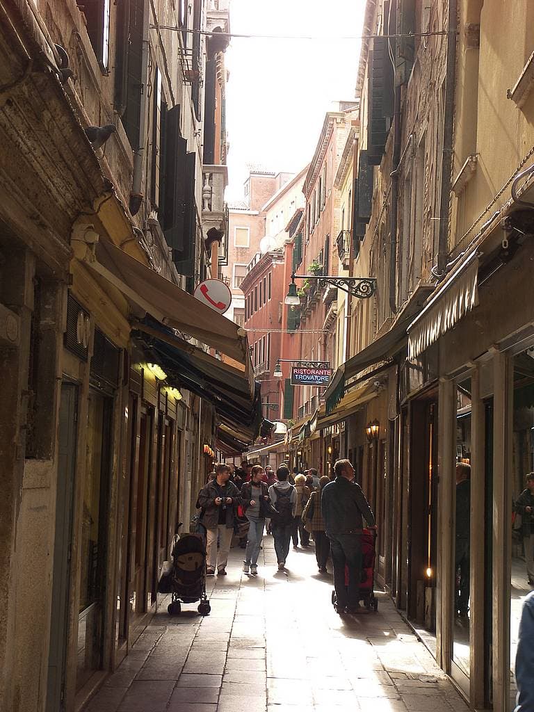 venice-street-narrow-calle-shops